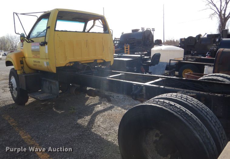 image for item KO9784 2001 GMC C6500  truck cab and chassis