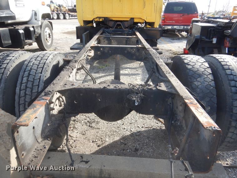 image for item KO9784 2001 GMC C6500  truck cab and chassis