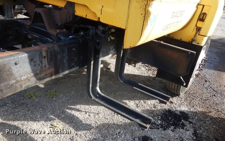 image for item KO9784 2001 GMC C6500  truck cab and chassis