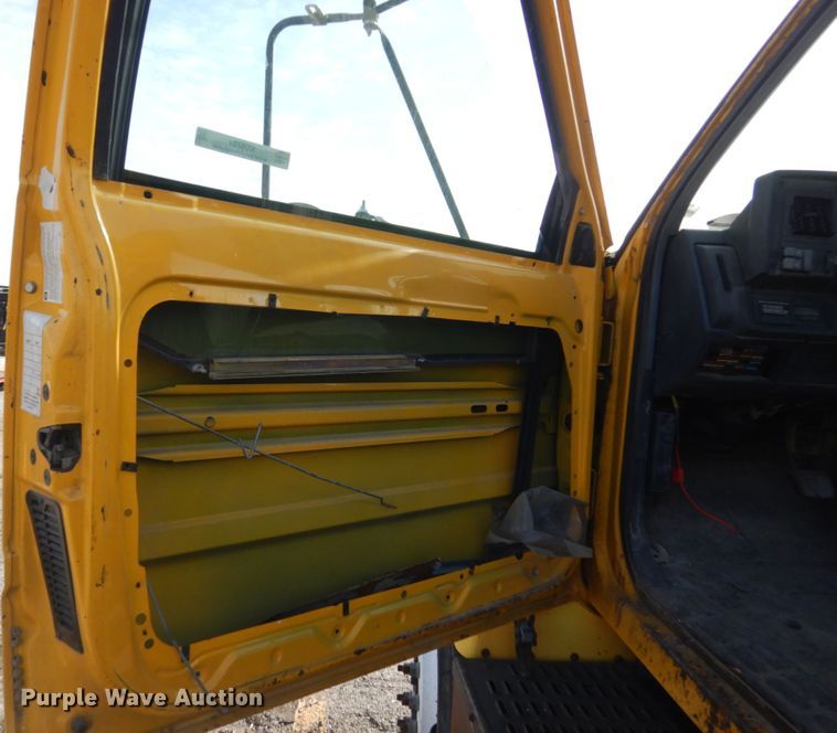 image for item KO9784 2001 GMC C6500  truck cab and chassis