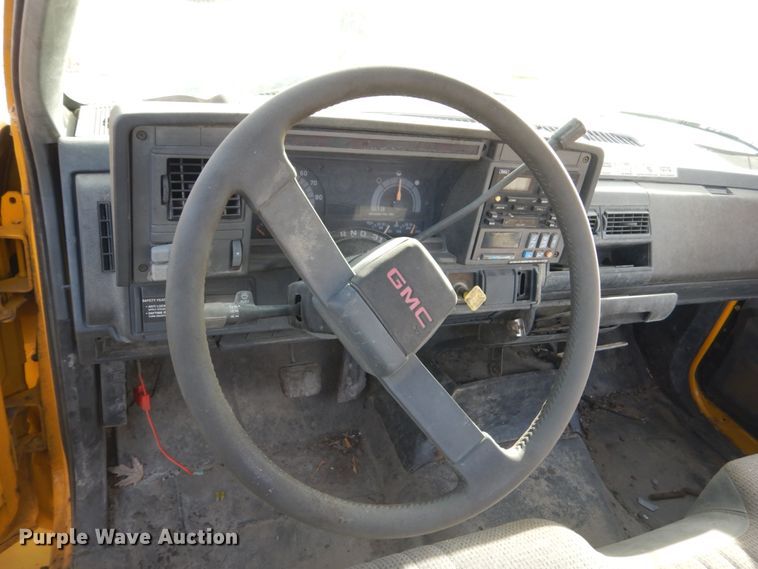 image for item KO9784 2001 GMC C6500  truck cab and chassis