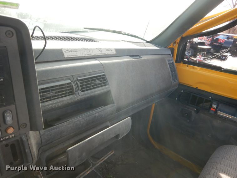 image for item KO9784 2001 GMC C6500  truck cab and chassis