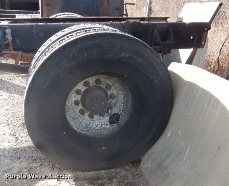 image for item KO9784 2001 GMC C6500  truck cab and chassis