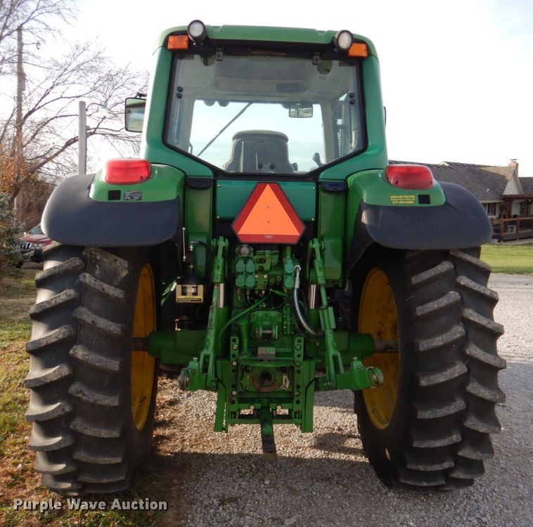 image for item DK1465 2003 John Deere 7220  tractor