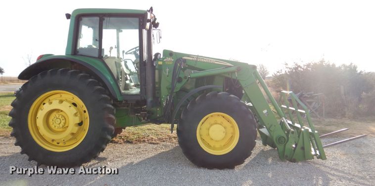 image for item DK1465 2003 John Deere 7220  tractor
