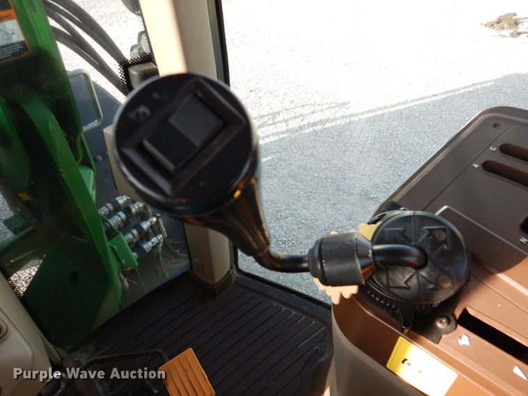 image for item DK1465 2003 John Deere 7220  tractor