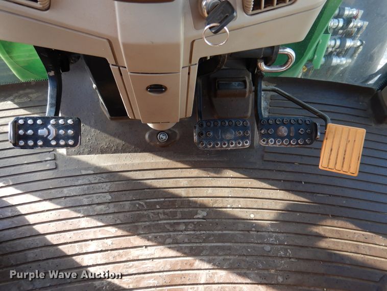 image for item DK1465 2003 John Deere 7220  tractor