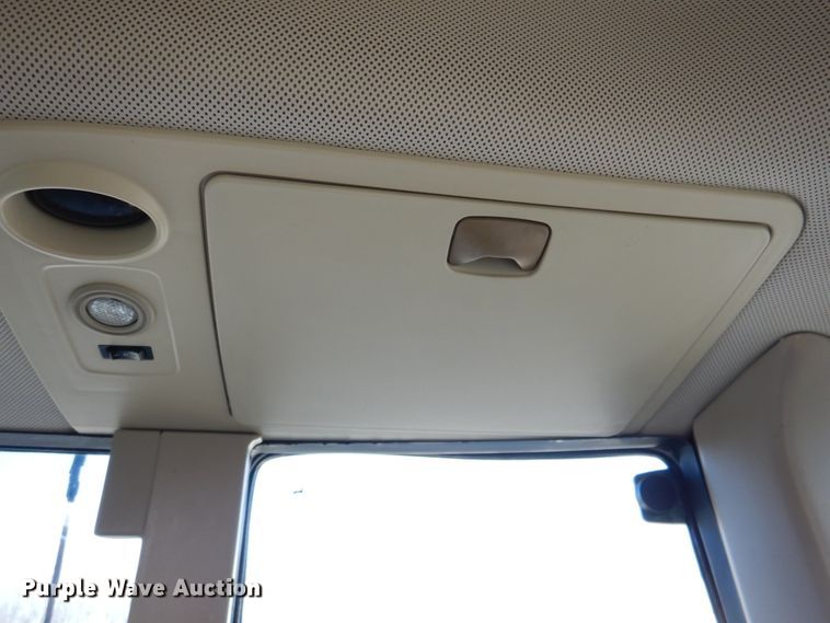 image for item DK1465 2003 John Deere 7220  tractor