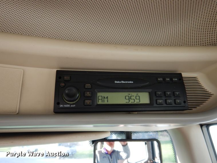 image for item DK1465 2003 John Deere 7220  tractor