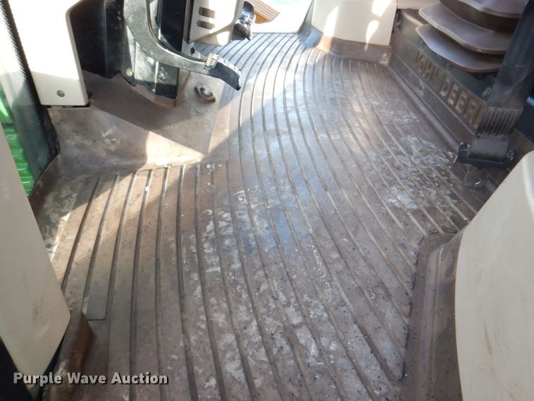 image for item DK1465 2003 John Deere 7220  tractor