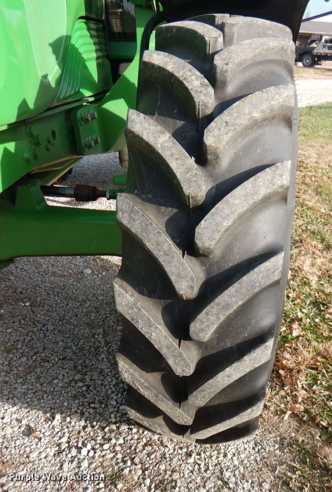 image for item DK1465 2003 John Deere 7220  tractor