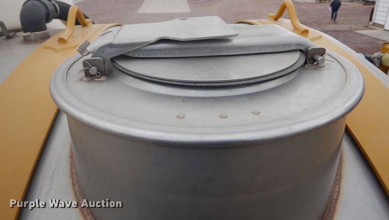 image for item DK3267 2005 Ag-Chem RoGator 1264C  sprayer