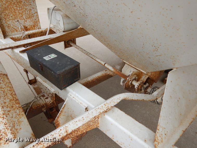 image for item DK3381 1990 Unverferth 150  seed tender trailer