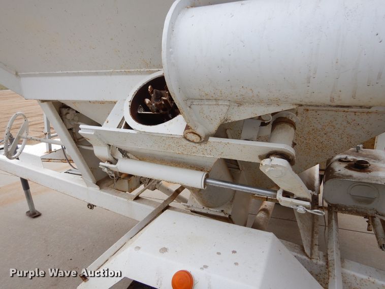 image for item DK3381 1990 Unverferth 150  seed tender trailer