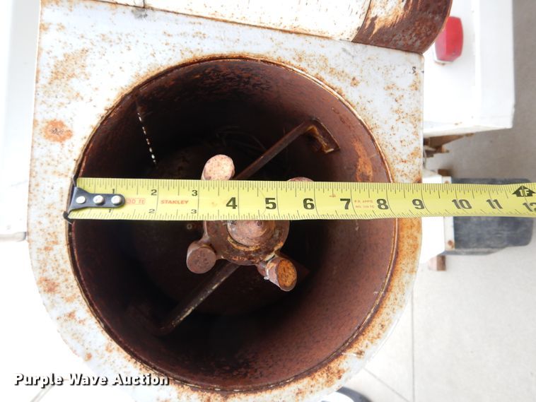 image for item DK3381 1990 Unverferth 150  seed tender trailer