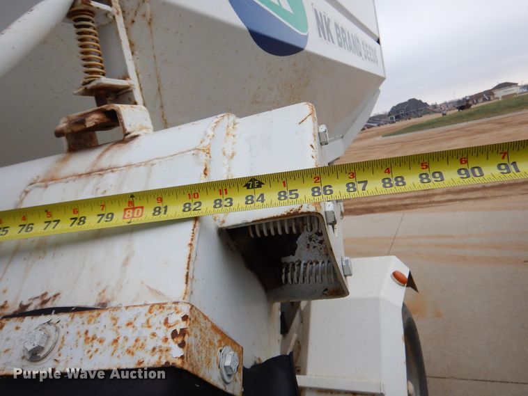 image for item DK3381 1990 Unverferth 150  seed tender trailer