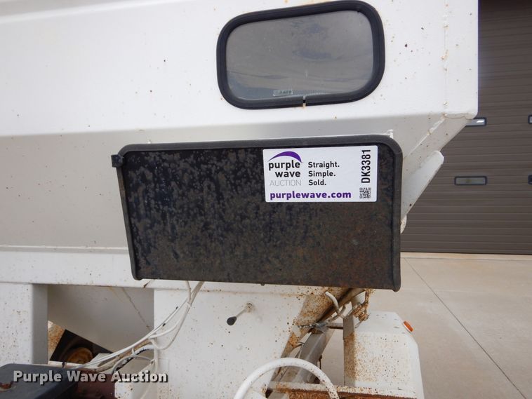 image for item DK3381 1990 Unverferth 150  seed tender trailer