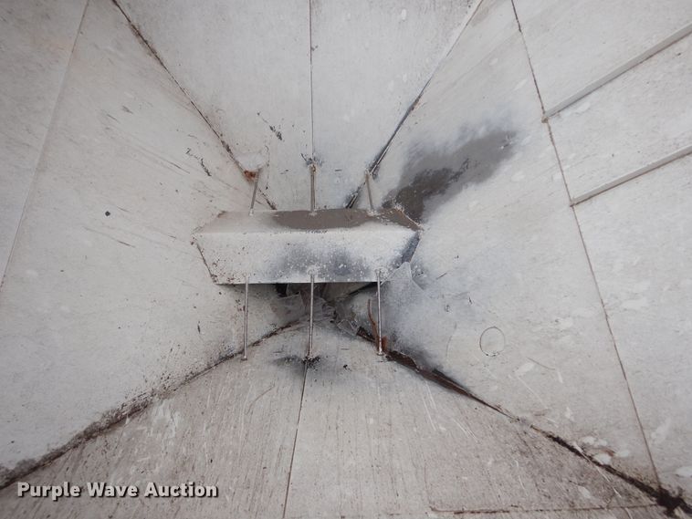 image for item DK3381 1990 Unverferth 150  seed tender trailer