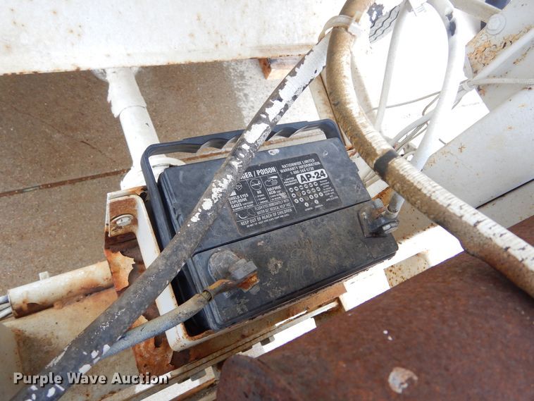 image for item DK3381 1990 Unverferth 150  seed tender trailer