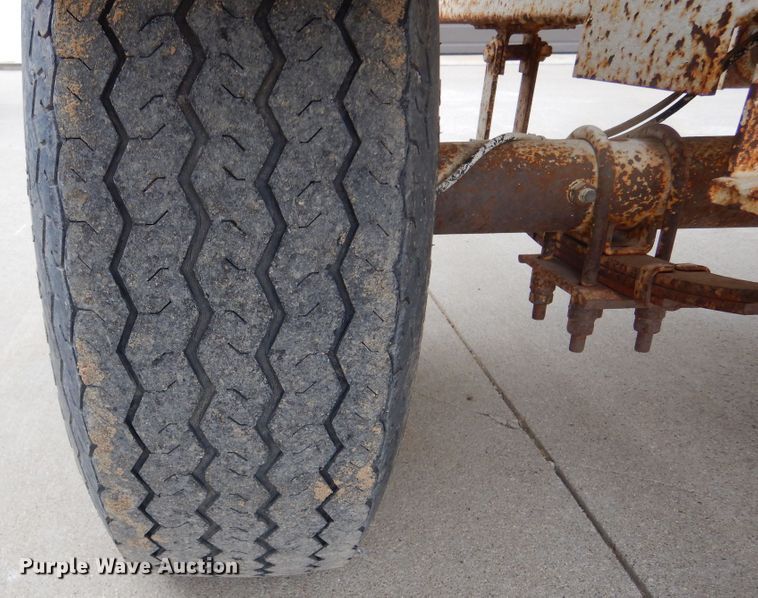 image for item DK3381 1990 Unverferth 150  seed tender trailer