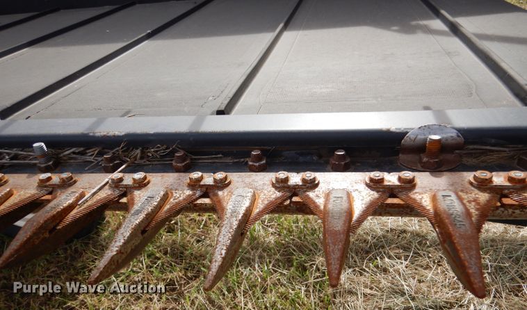 image for item DL3487 2006 MacDon 963  draper head