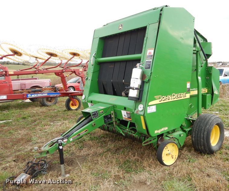 image for item DM0699 2005 John Deere 567  round baler