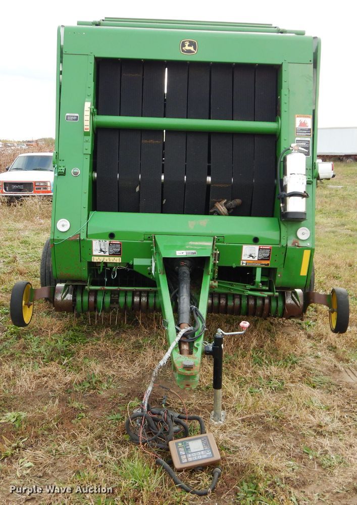 image for item DM0699 2005 John Deere 567  round baler