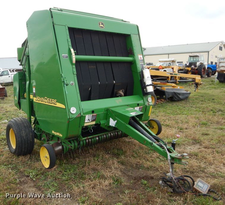 image for item DM0699 2005 John Deere 567  round baler