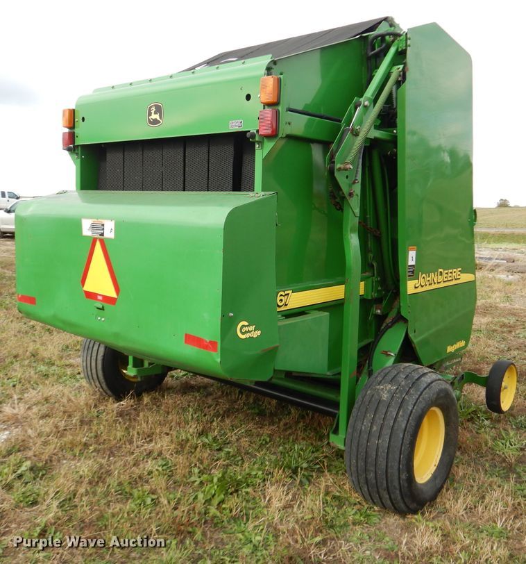 image for item DM0699 2005 John Deere 567  round baler