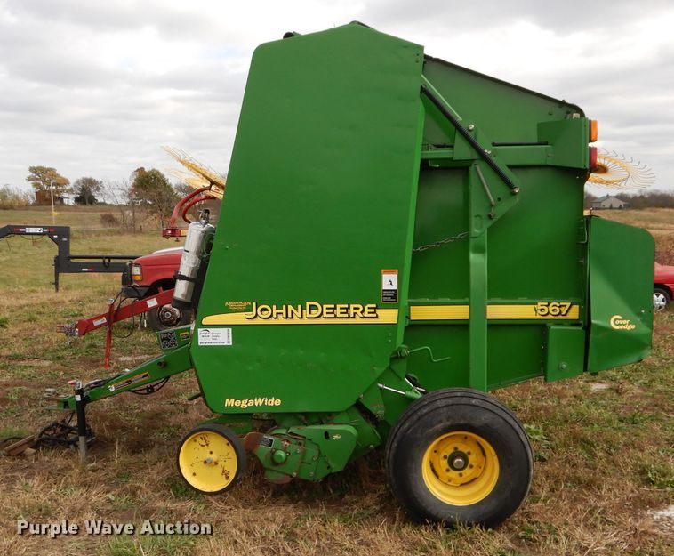 image for item DM0699 2005 John Deere 567  round baler