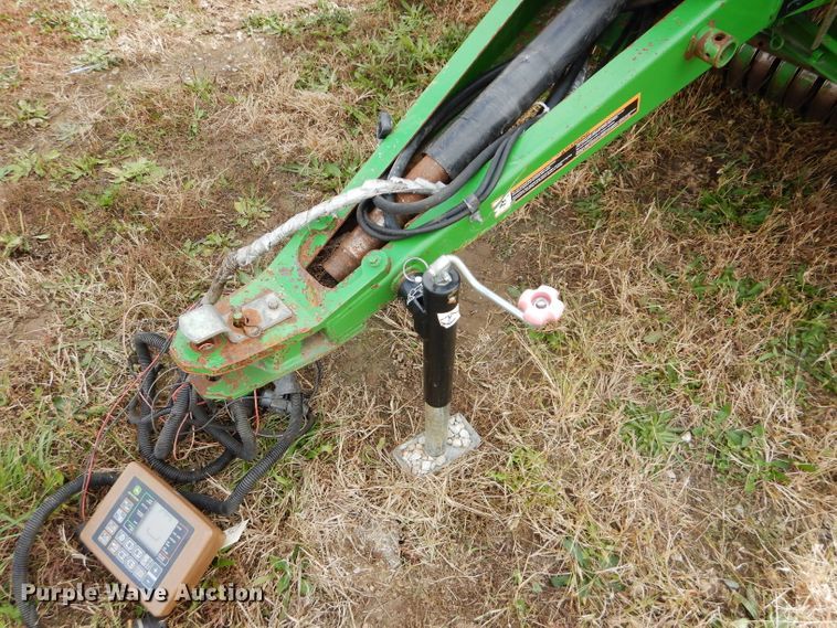 image for item DM0699 2005 John Deere 567  round baler