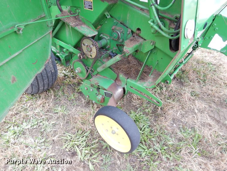 image for item DM0699 2005 John Deere 567  round baler
