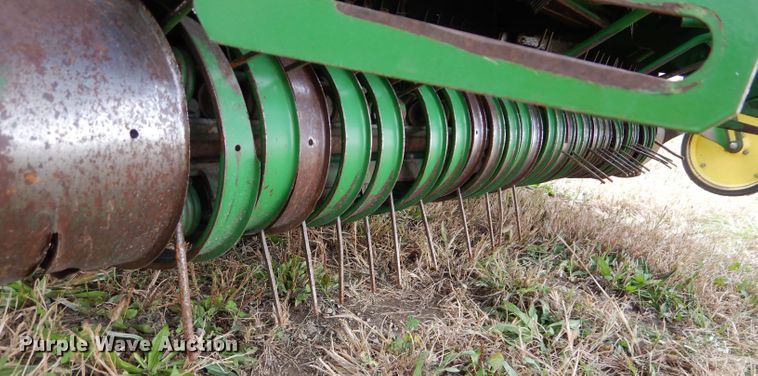 image for item DM0699 2005 John Deere 567  round baler