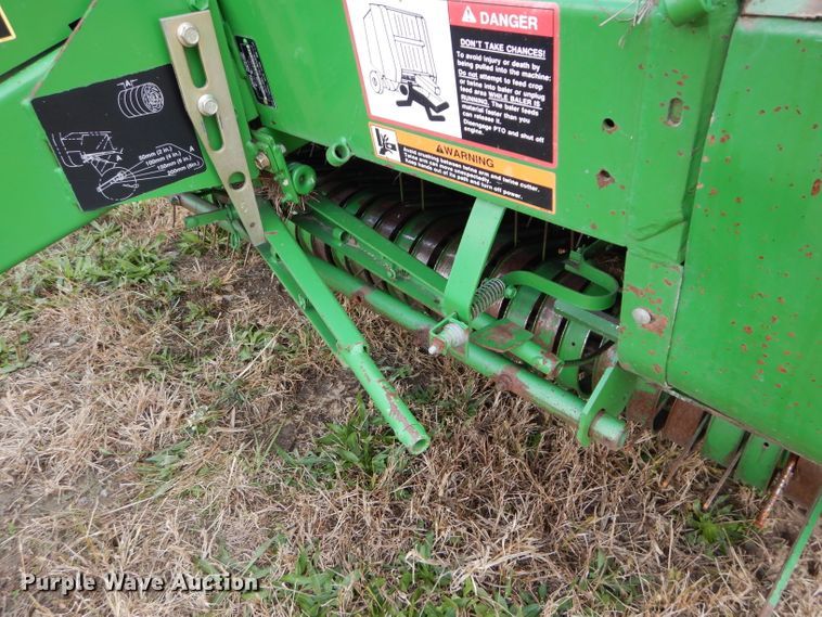 image for item DM0699 2005 John Deere 567  round baler