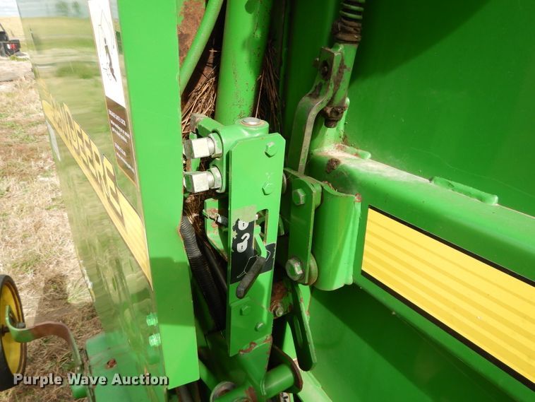 image for item DM0699 2005 John Deere 567  round baler