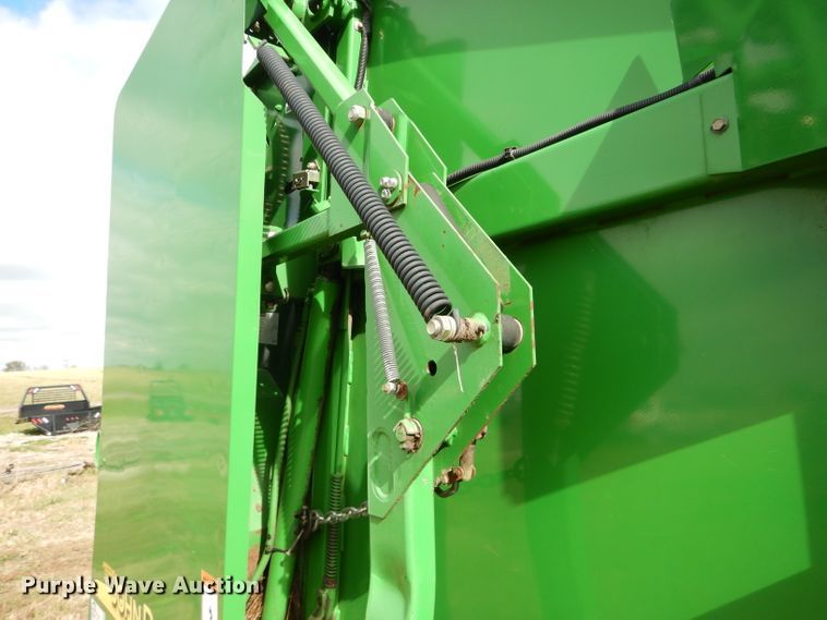 image for item DM0699 2005 John Deere 567  round baler