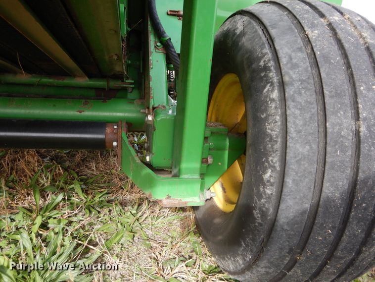 image for item DM0699 2005 John Deere 567  round baler
