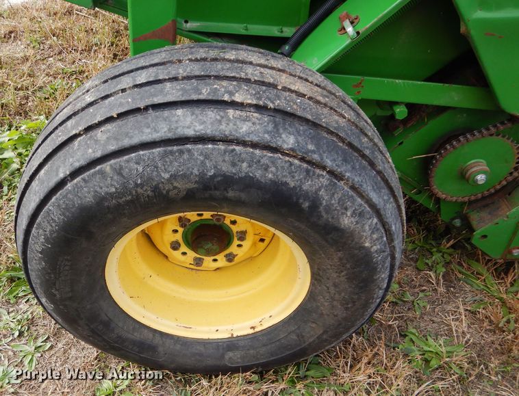 image for item DM0699 2005 John Deere 567  round baler
