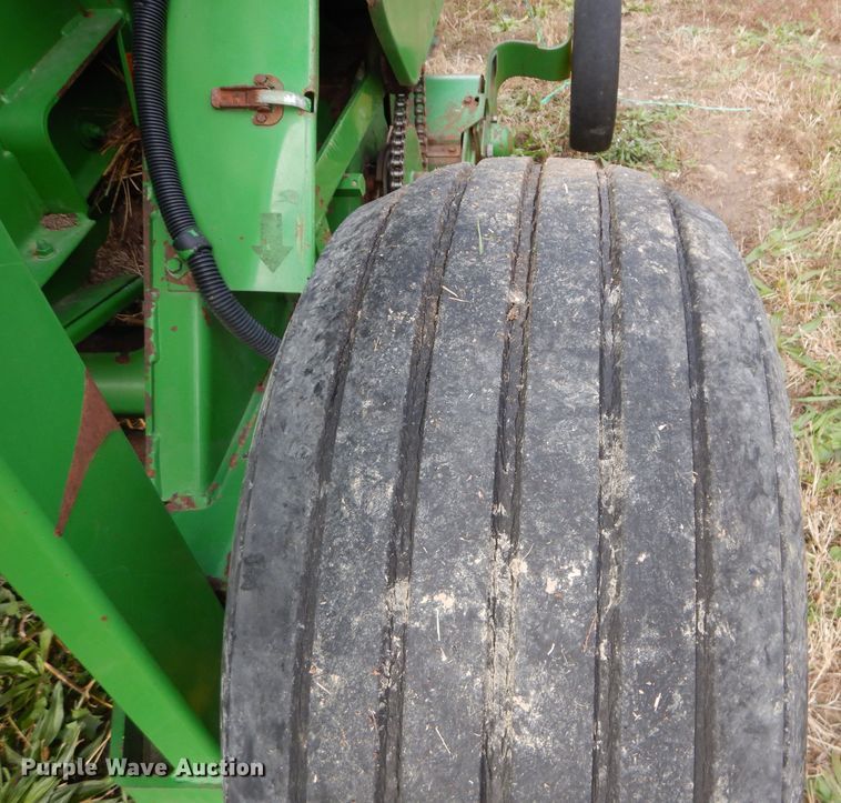 image for item DM0699 2005 John Deere 567  round baler