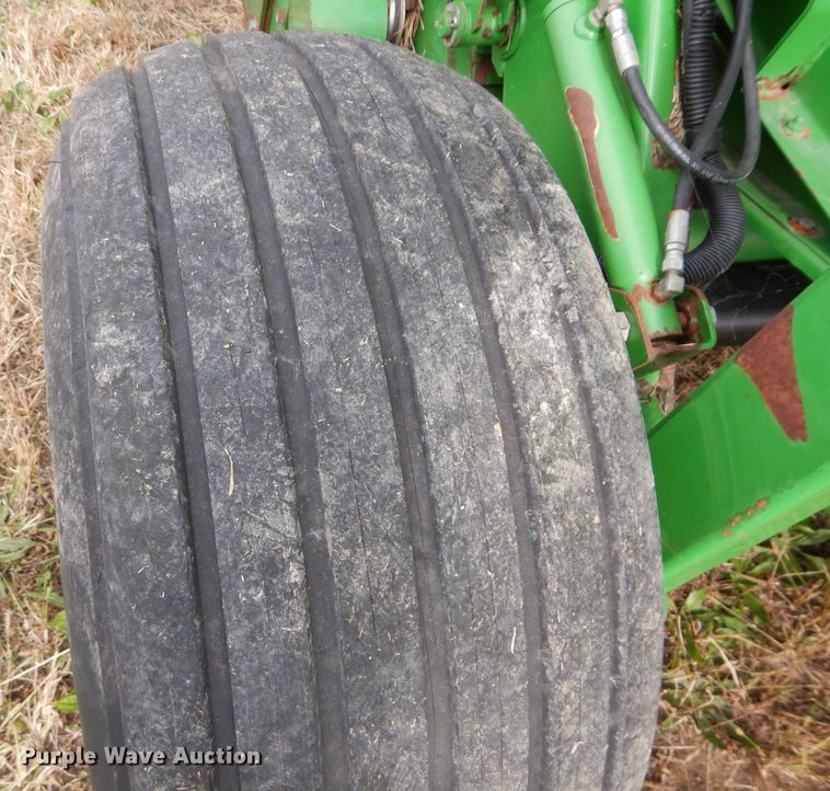 image for item DM0699 2005 John Deere 567  round baler