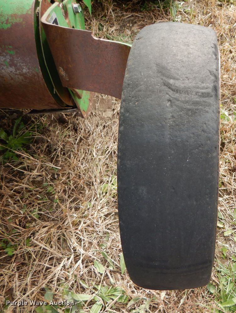 image for item DM0699 2005 John Deere 567  round baler