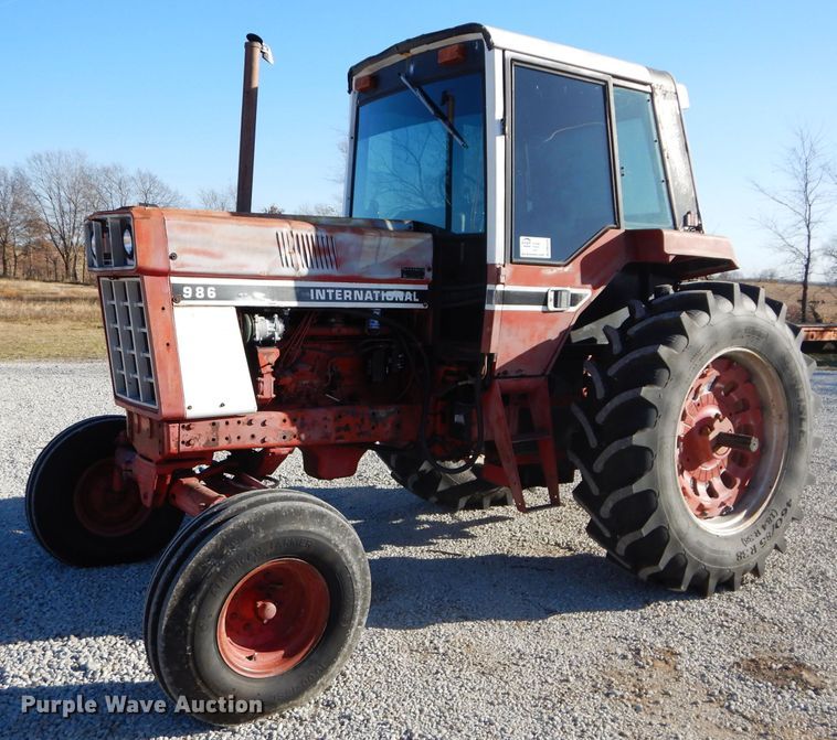 image for item DM4420 1977 International 986  tractor