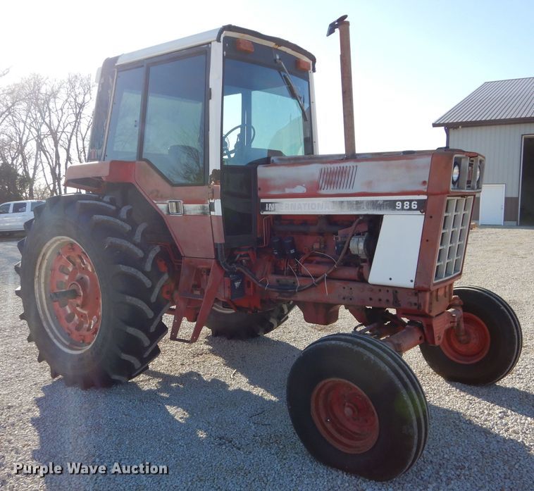 image for item DM4420 1977 International 986  tractor