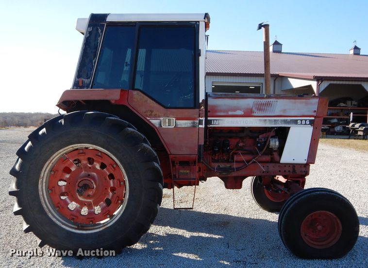 image for item DM4420 1977 International 986  tractor