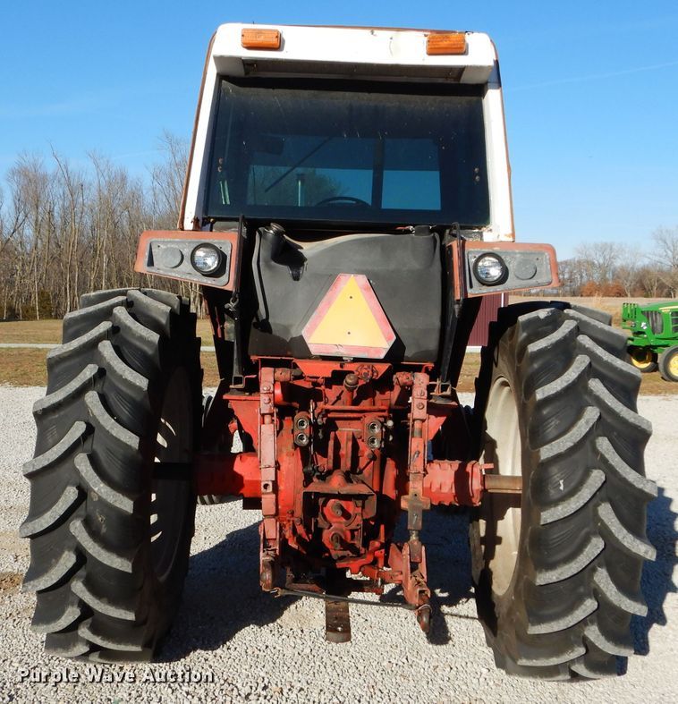 image for item DM4420 1977 International 986  tractor