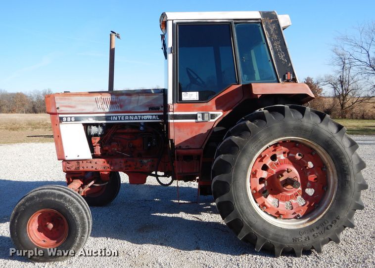 image for item DM4420 1977 International 986  tractor