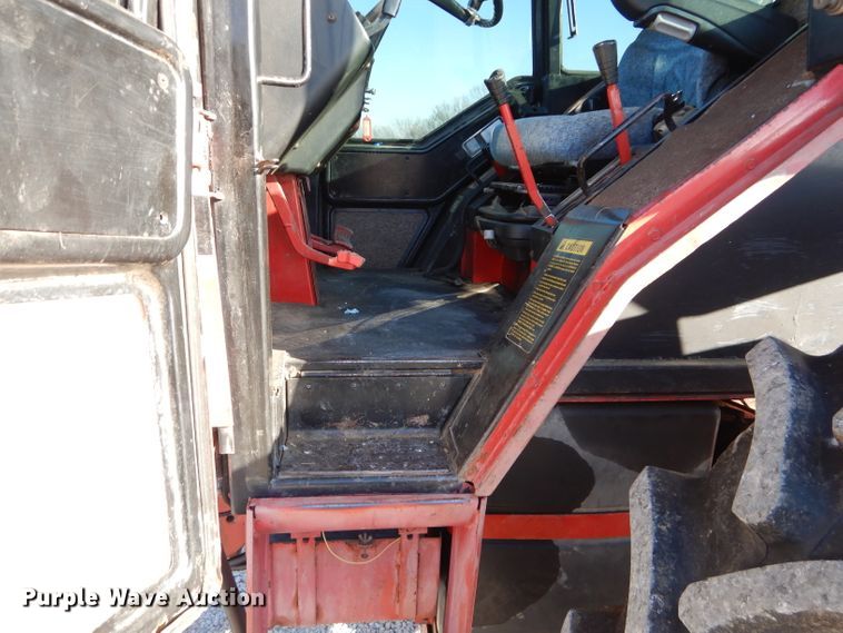 image for item DM4420 1977 International 986  tractor