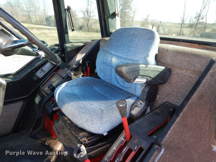 image for item DM4420 1977 International 986  tractor