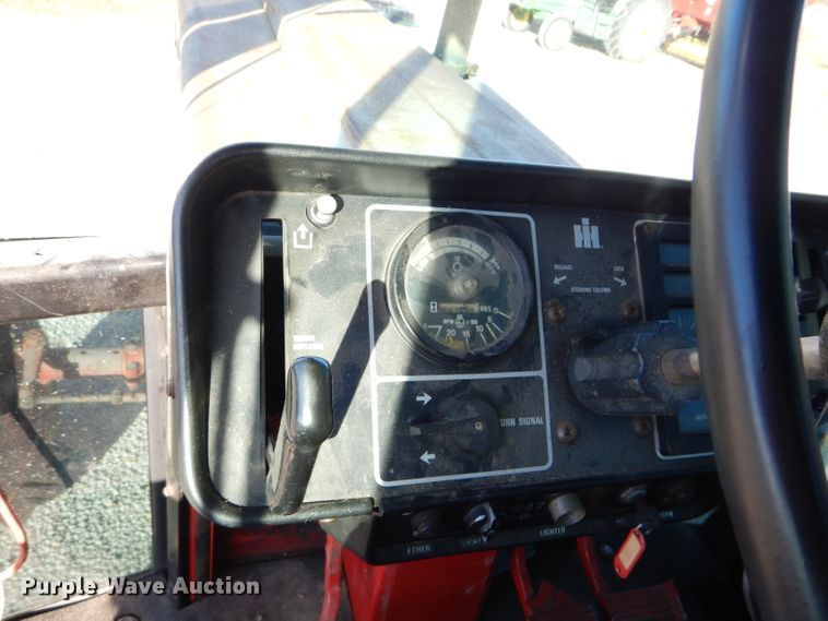 image for item DM4420 1977 International 986  tractor