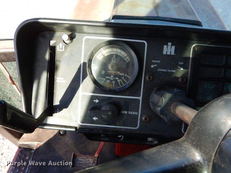 image for item DM4420 1977 International 986  tractor